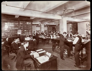 Hommes remplissant des commandes dans un bureau chez Parke, Davis et Co., chimistes, Hudson et Vestry Streets, New York, 1910